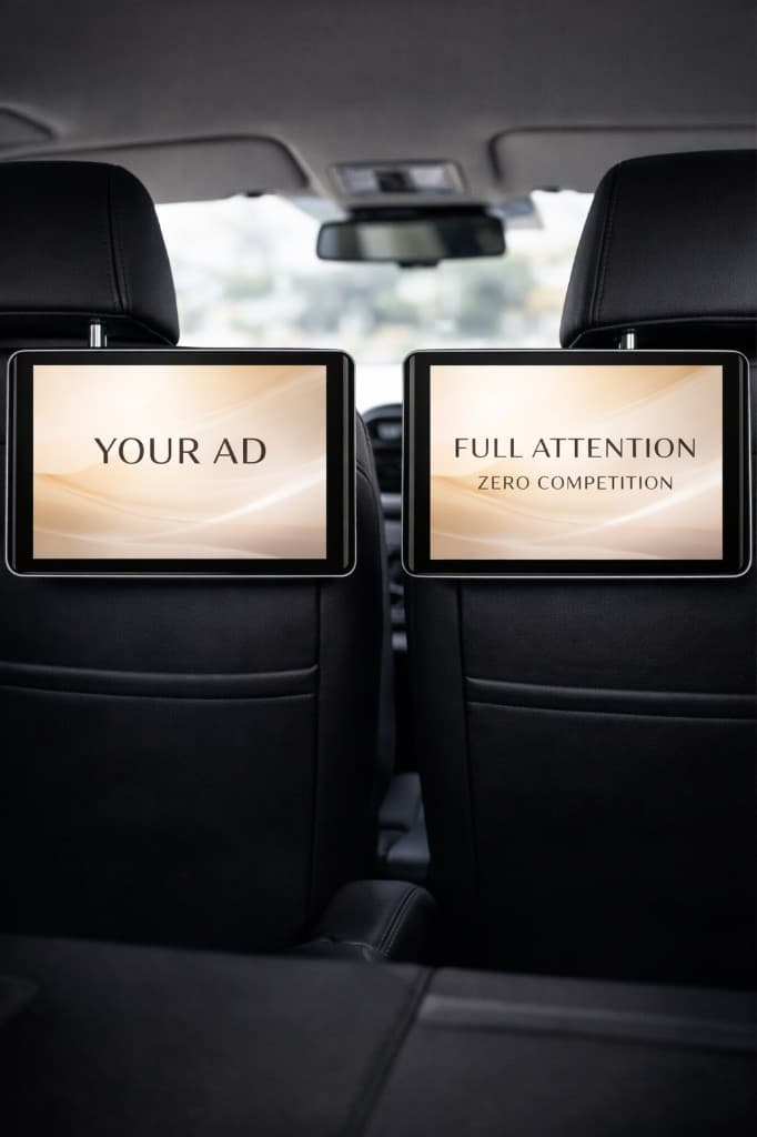 To seterygg-nettbrett i taxi med TaxiView-budskap på skjermene