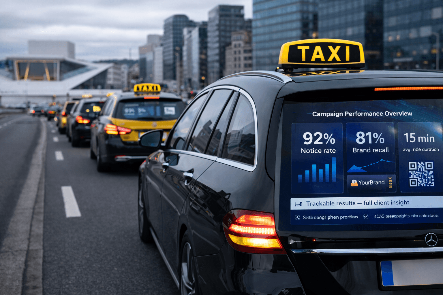 Taxikø med lysende annonser og bylandskap — TaxiView i urbane soner